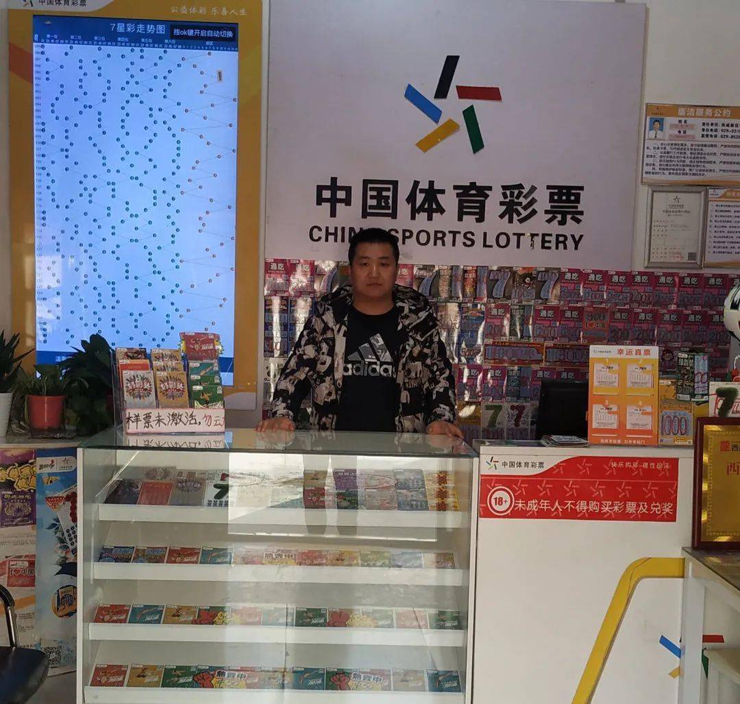 女子为避雨进彩票店顺手刮中100万