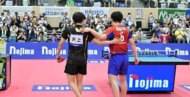 张本智和夺冠后脱衣庆祝 并亮出球衣